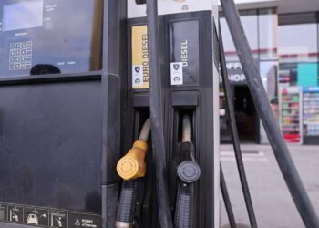Çmimi i naftës në Kosovë rritet, ndërsa uljet në tregjet ndërkombëtare nuk pasqyrohen; opozita kritikon qeverinë.