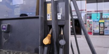 Çmimi i naftës në Kosovë rritet, ndërsa uljet në tregjet ndërkombëtare nuk pasqyrohen; opozita kritikon qeverinë.