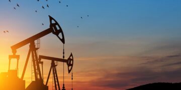 Çmimi i naftës shënon rritje, ndërsa armëpushimi delikat midis SHBA-ve dhe Iranit krijon pasiguri në tregjet globale.