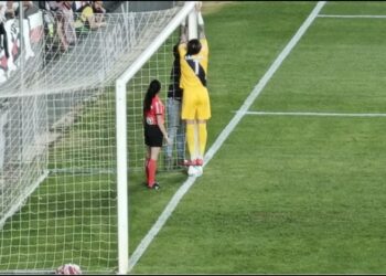 Dani Cardenas, portieri i Rayo që bën gjithçka, rregullon rrjetën e portës dhe më pas pret penalltinë