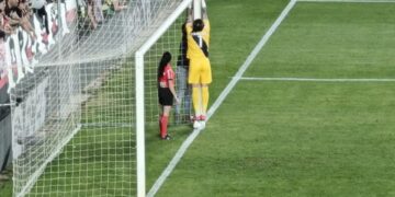 Dani Cardenas, portieri i Rayo që bën gjithçka, rregullon rrjetën e portës dhe më pas pret penalltinë