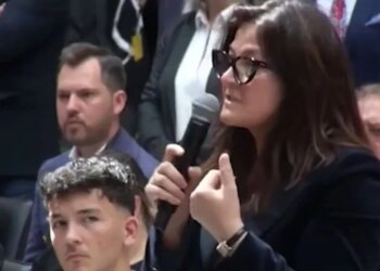 Debate në Samitin e Diasporës: E ftuara iu përgjigjet panelistëve për dyert e mbyllura ndaj njerëzve të përgatitur
