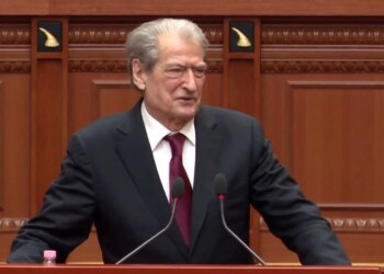 “Debatet nuk mund të shtyhen, kanë afatet e tyre”, Berisha nga foltorja: Rama e mbush parlamentin me zero.