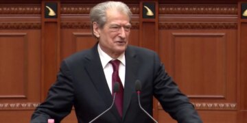 “Debatet nuk mund të shtyhen, kanë afatet e tyre”, Berisha nga foltorja: Rama e mbush parlamentin me zero.