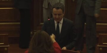 Deputetja e PDK-së i merr mikrofonin Kurtit në foltore: 'Kthehu në temë, nuk të lë të flasësh. Ke katër vite në pushtet dhe...'