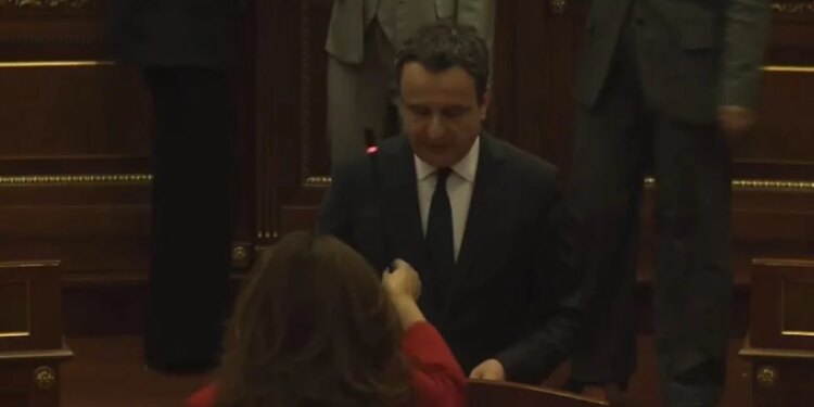 Deputetja e PDK-së i merr mikrofonin Kurtit në foltore: 'Kthehu në temë, nuk të lë të flasësh. Ke katër vite në pushtet dhe...'