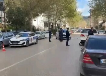 Detajet e ngjarjes së dhunimit në Vlorë që përfundoi me vdekjen e 63-vjeçarit dalin në dritë/ Konflikti kishte filluar disa ditë më parë në platformat sociale, ndërsa viktima dhe djali i tij kishin shkuar për t'u sqaruar.