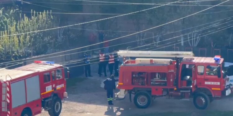 Digjet një banesë në Korçë; flakët dyshohet të kenë nisur nga shkëndija elektrike