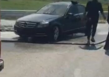 Digjet një makinë në bypass-in e Vlorës, dyshohet nga temperaturat e larta