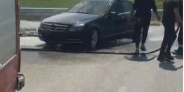 Digjet një makinë në bypass-in e Vlorës, dyshohet nga temperaturat e larta