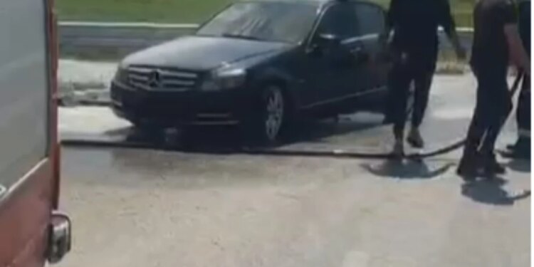 Digjet një makinë në bypass-in e Vlorës, dyshohet nga temperaturat e larta