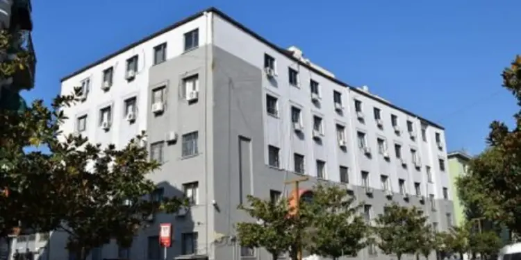 Divorcet në gjykatën e Durrësit vonohen, qindra njerëz presin, avokatët propozojnë ndërmjetësimin.