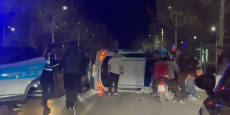 Drejtonte automjetin në mënyrë të rrezikshme, policia e Vlorës arreston një 14-vjeçar: Nuk iu përkushtua urdhrit dhe përplasi dy punonjës të rendit.