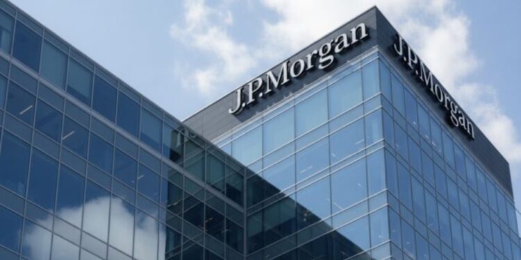 Drejtuesja shqiptare e JP Morgan akuzohet për abuzim seksual, zbulohen bisedat intime