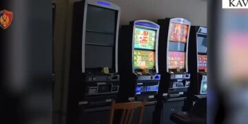 Dy ambiente të përshtatura për lojëra fati zbulohen, dy persona shpallen në kërkim në Kavajë