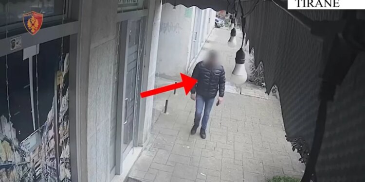 Dy individë arrestohen në Tiranë pas vjedhjes së sendeve me vlerë dhe një arme zjarri nga një kasafortë.