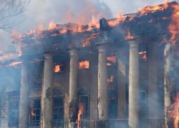 Dy luftëra Botërore nuk e mposhtën, por sulmi rus shkatërron një rezidencë historike ukrainase të shekullit të 19-të.