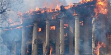 Dy luftëra Botërore nuk e mposhtën, por sulmi rus shkatërron një rezidencë historike ukrainase të shekullit të 19-të.