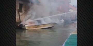 Dy varka në Venecia përfshihen nga zjarri, pronari pëson djegie