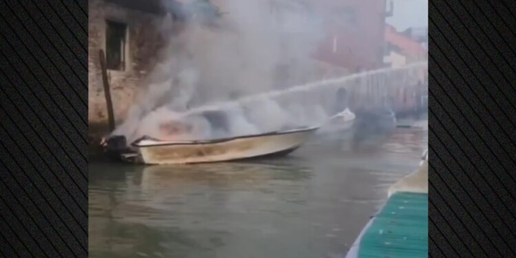 Dy varka në Venecia përfshihen nga zjarri, pronari pëson djegie