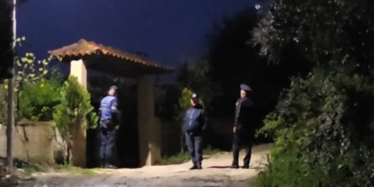 Dyshohet për vetëvrasje me armë zjarri, dalin detaje nga ngjarja tragjike në Fier, 40-vjeçari ishte në procedurë divorci.