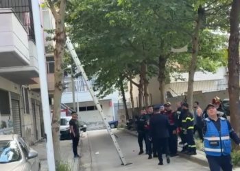 E moshuara me sklerozë alarmon banorët e lagjes Pavarësia në Vlorë, tenton të hidhet nga kati i tretë i banesës