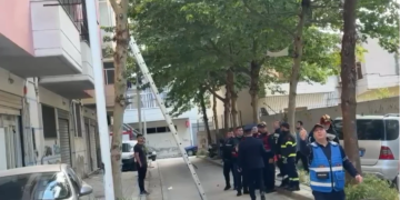 E moshuara me sklerozë alarmon banorët e lagjes Pavarësia në Vlorë, tenton të hidhet nga kati i tretë i banesës