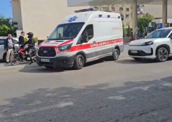 E moshuara përplaset nga një automjet teksa kalonte vijat e bardha pranë një shkolle në Durrës