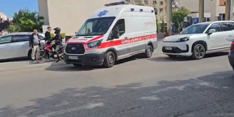 E moshuara përplaset nga një automjet teksa kalonte vijat e bardha pranë një shkolle në Durrës