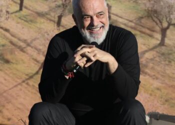 Edhe pse ulur, jeni më i gjati / Rama në shaka me fermerin: Ja urdhëro, ma mati kokën