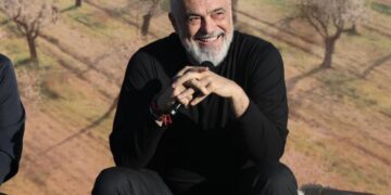 Edhe pse ulur, jeni më i gjati / Rama në shaka me fermerin: Ja urdhëro, ma mati kokën