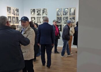 Ekspozita “Face 202 Face në rrugë” çel me 202 portrete nga fotografët e Vlorës
