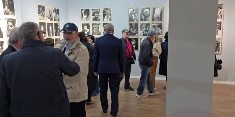 Ekspozita “Face 202 Face në rrugë” çel me 202 portrete nga fotografët e Vlorës