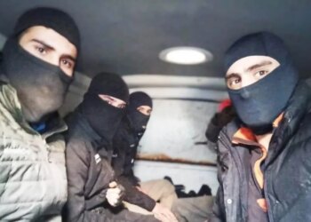 Emigrantët si “shpëtim” për Greqinë, BBC: Policia greke i përdor për të larguar të tjerët nga kufiri, përdorin dhunë e sulme seksuale.