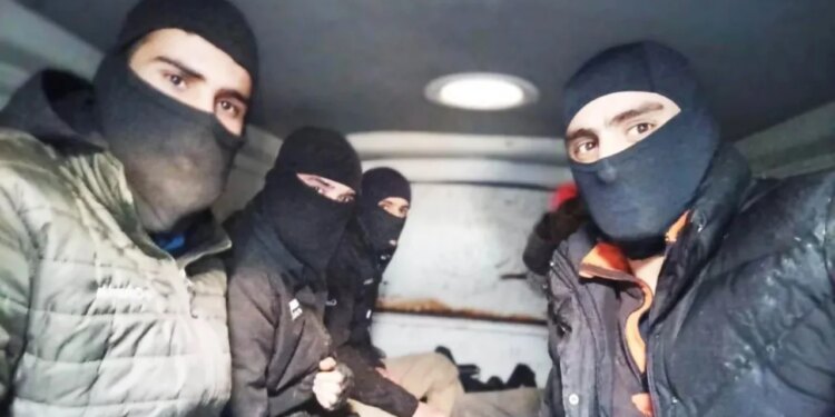 Emigrantët si “shpëtim” për Greqinë, BBC: Policia greke i përdor për të larguar të tjerët nga kufiri, përdorin dhunë e sulme seksuale.