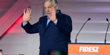 Era e Orbanit në Hungari përfundon pas 16 vjetësh, Kryeministri pranon humbjen: Opozita merr mbi 2/3 të vendeve në Parlament.