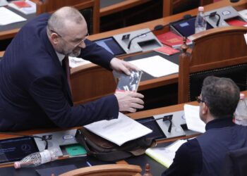 FOTO/ Ulsi Manja i jep Erion Braçes librin “Stalini përballë Hitlerit”