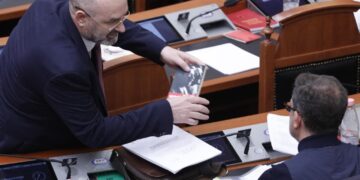 FOTO/ Ulsi Manja i jep Erion Braçes librin “Stalini përballë Hitlerit”