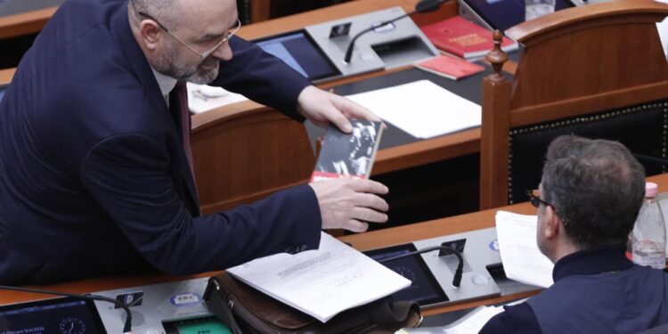 FOTO/ Ulsi Manja i jep Erion Braçes librin “Stalini përballë Hitlerit”