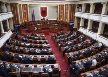 FOTOLAJM/ “Në fillim të seancës nesër, tema e parë duhet të jetë…”, Gazment Bardhit i zbulohet ‘e kaluara’ në Kuvend