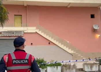 Fëmija tre-vjeçar bie nga ballkoni i katit të katërt në Vlorë dhe ndërron jetë në spital