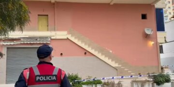 Fëmija tre-vjeçar bie nga ballkoni i katit të katërt në Vlorë dhe ndërron jetë në spital