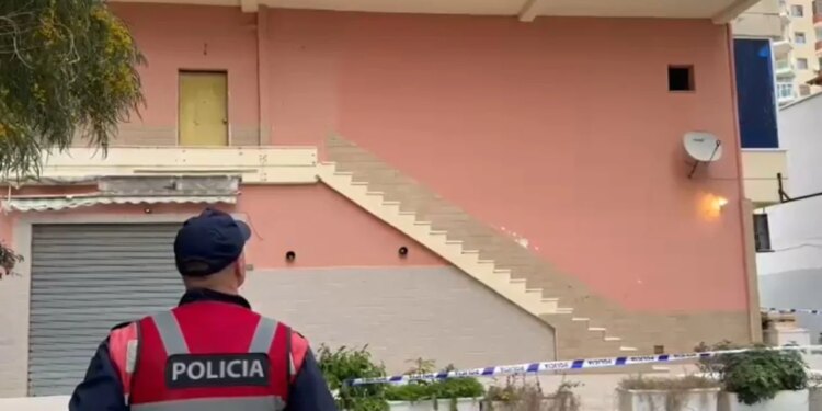 Fëmija tre-vjeçar bie nga ballkoni i katit të katërt në Vlorë dhe ndërron jetë në spital