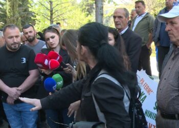 Fermerët në konflikte pas takimit në ministri për subvencionet e naftës: Një debat i ashpër mes tyre mbi 120 mijë lekët për lopë.