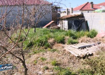 Fiks Fare/ Pas 24 vitesh, Ravoniku vazhdon të mbetet pa sistem kanalizimesh, 10 familje përballen me kushte të papërballueshme nga fekalet dhe mungesa e një zgjidhjeje.