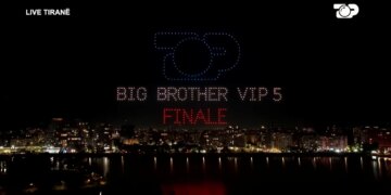Finalja e Big-Brother VIP 5 nis me spektakël 500-dronë në Tiranë; Ledion-Liço: Madhështi nuk është të ndriçosh, por…