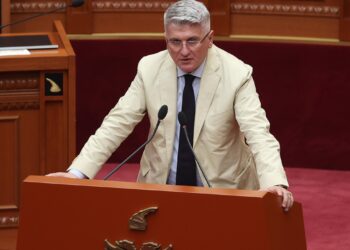 Flamuri i qeverisjes: jo vizioni, por shkopi i gomës — sot i Ilirit, nesër i Nuredinit