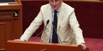 Flamuri i qeverisjes: jo vizioni, por shkopi i gomës — sot i Ilirit, nesër i Nuredinit