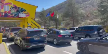 Fluks në Kapshticë, emigrantët kthehen në Greqi pas festës së Pashkës