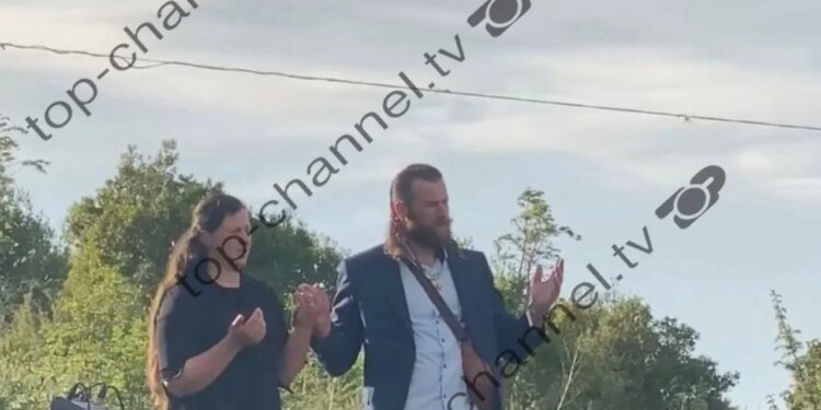 Foto/ Bashkëshortët që mbetën të vrarë në Balldre u goditën me breshëri plumbash teksa ktheheshin për në banesë